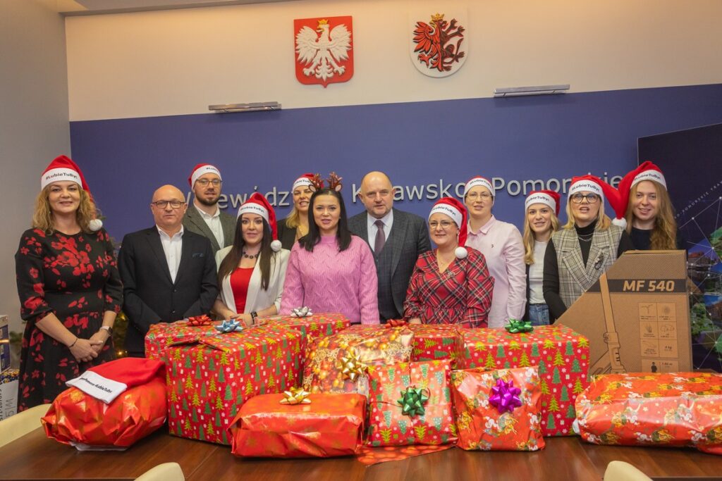 Szlachetna Paczka w Urzędzie Marszałkowskim w Toruniu, fot. Mikołaj Kuras dla UMWKP