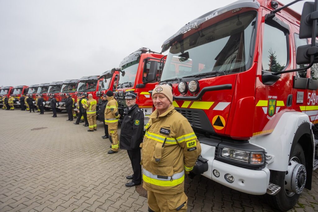 Przekazanie wozów ratowniczo-gaśniczych, fot. Mikołaj Kuras dla UMWKP