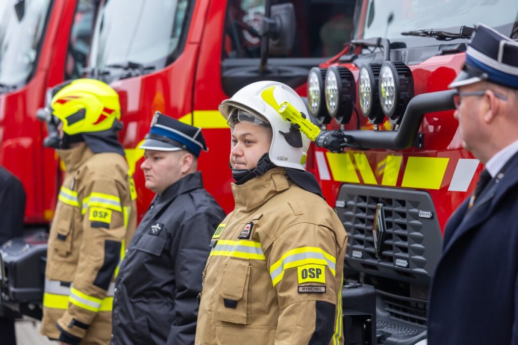 Przekazanie wozów ratowniczo-gaśniczych, fot. Mikołaj Kuras dla UMWKP