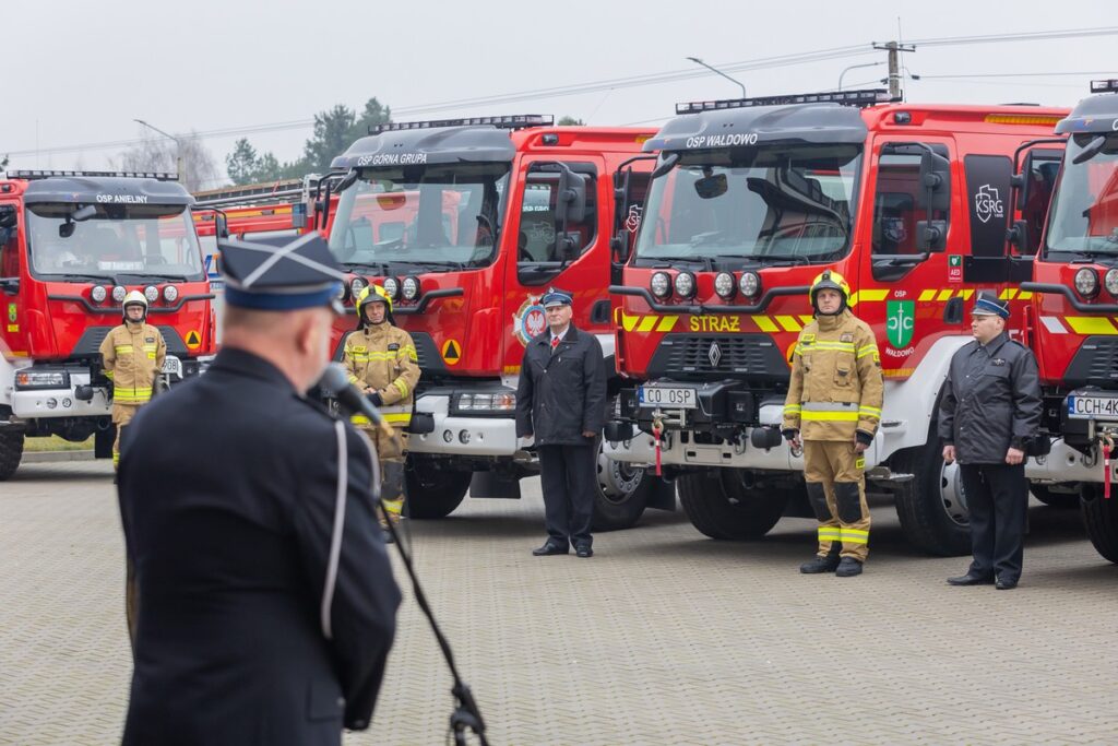 Przekazanie wozów ratowniczo-gaśniczych, fot. Mikołaj Kuras dla UMWKP