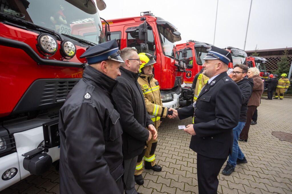 Przekazanie wozów ratowniczo-gaśniczych, fot. Mikołaj Kuras dla UMWKP