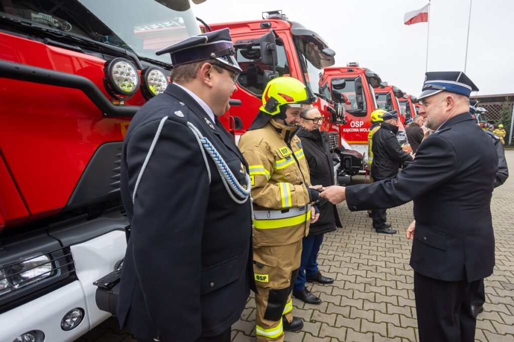 Przekazanie wozów ratowniczo-gaśniczych, fot. Mikołaj Kuras dla UMWKP