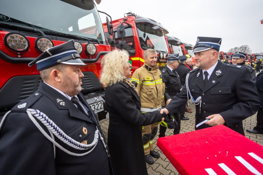 Przekazanie wozów ratowniczo-gaśniczych, fot. Mikołaj Kuras dla UMWKP