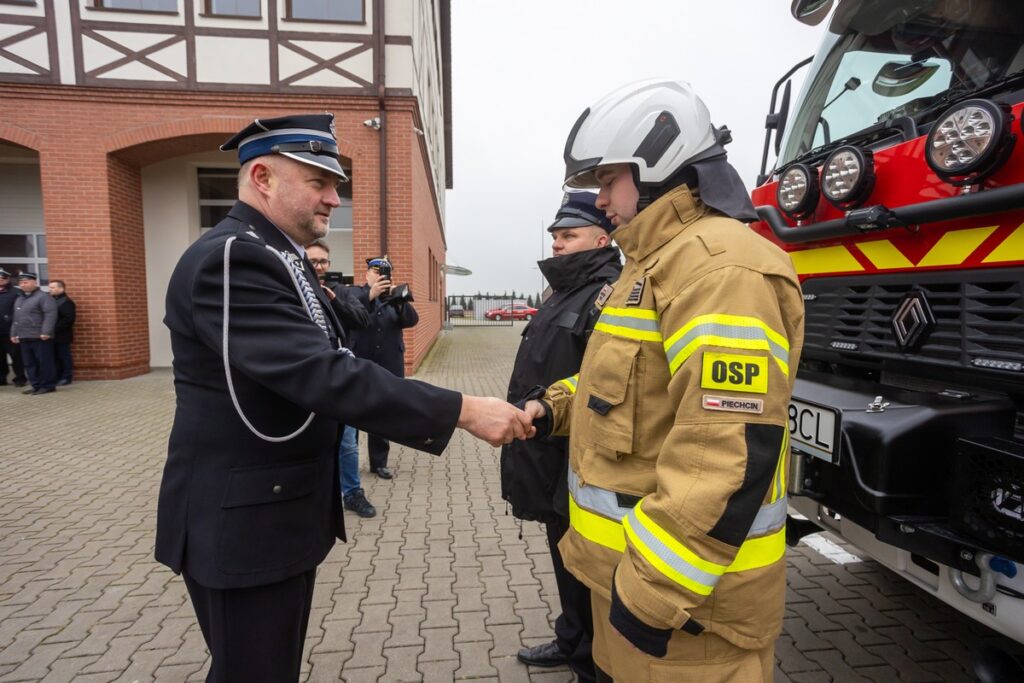 Przekazanie wozów ratowniczo-gaśniczych, fot. Mikołaj Kuras dla UMWKP