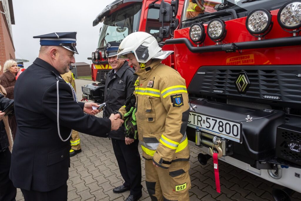 Przekazanie wozów ratowniczo-gaśniczych, fot. Mikołaj Kuras dla UMWKP