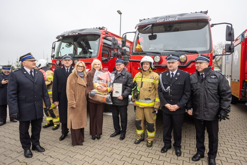 Przekazanie wozów ratowniczo-gaśniczych, fot. Mikołaj Kuras dla UMWKP