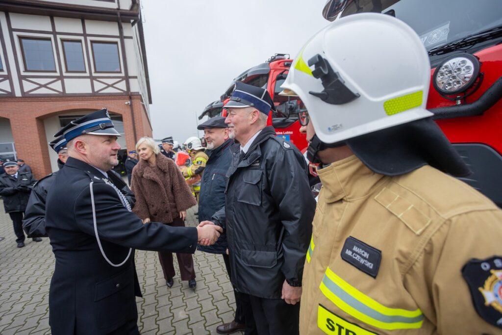 Przekazanie wozów ratowniczo-gaśniczych, fot. Mikołaj Kuras dla UMWKP