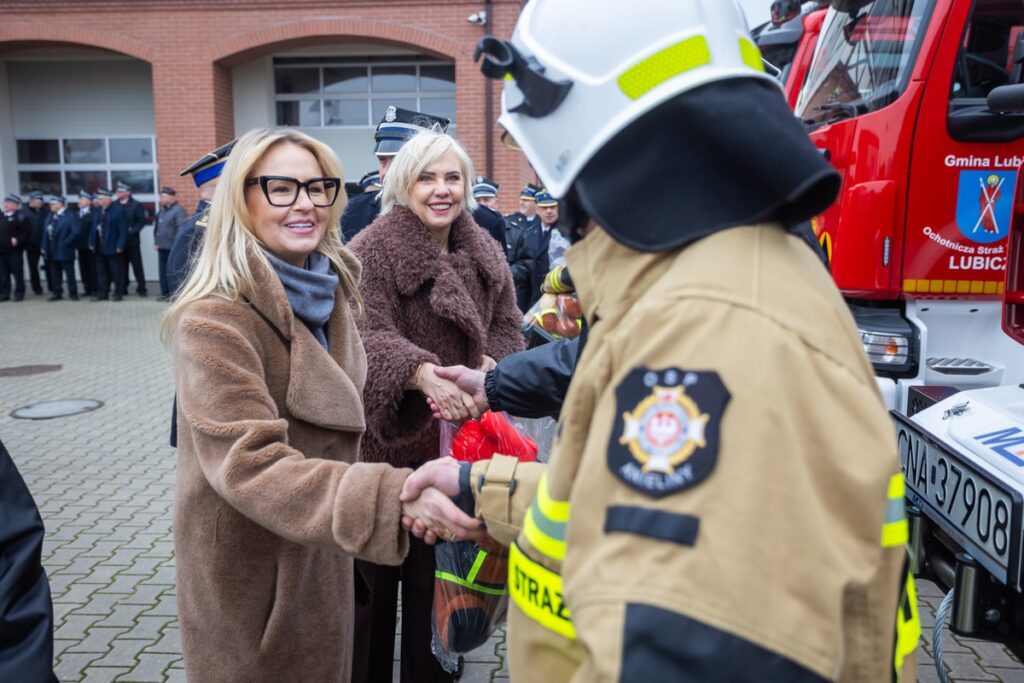 Przekazanie wozów ratowniczo-gaśniczych, fot. Mikołaj Kuras dla UMWKP