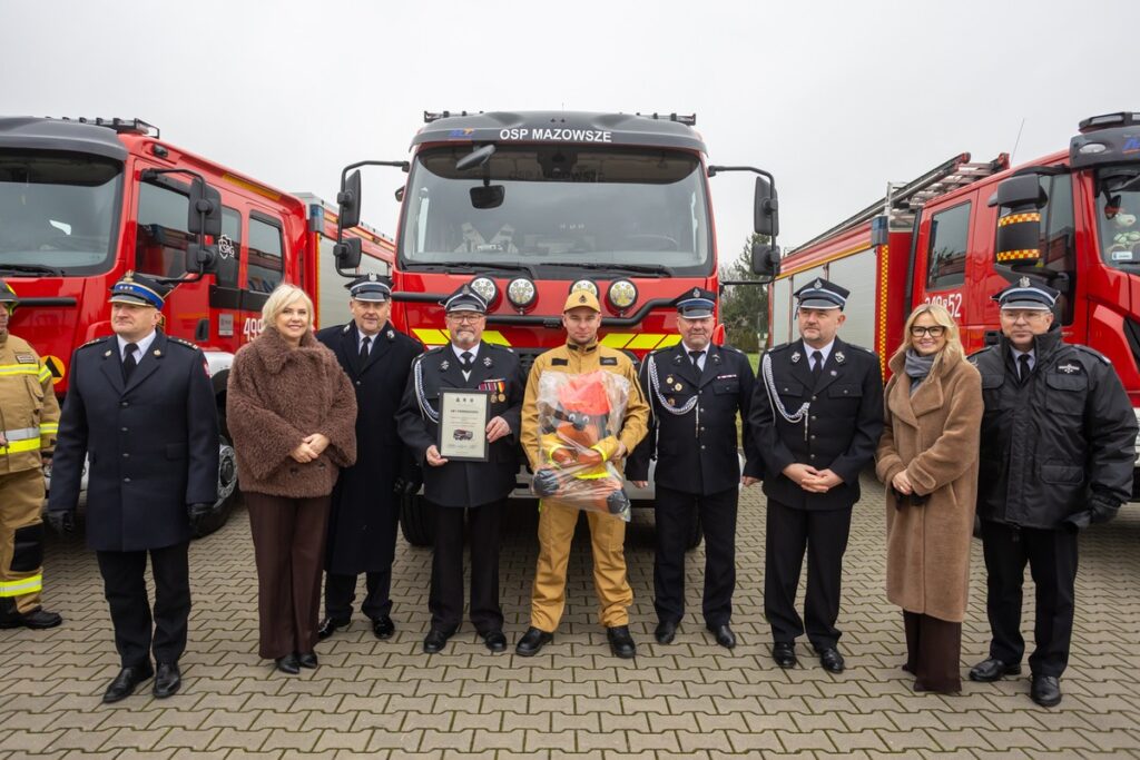 Przekazanie wozów ratowniczo-gaśniczych, fot. Mikołaj Kuras dla UMWKP