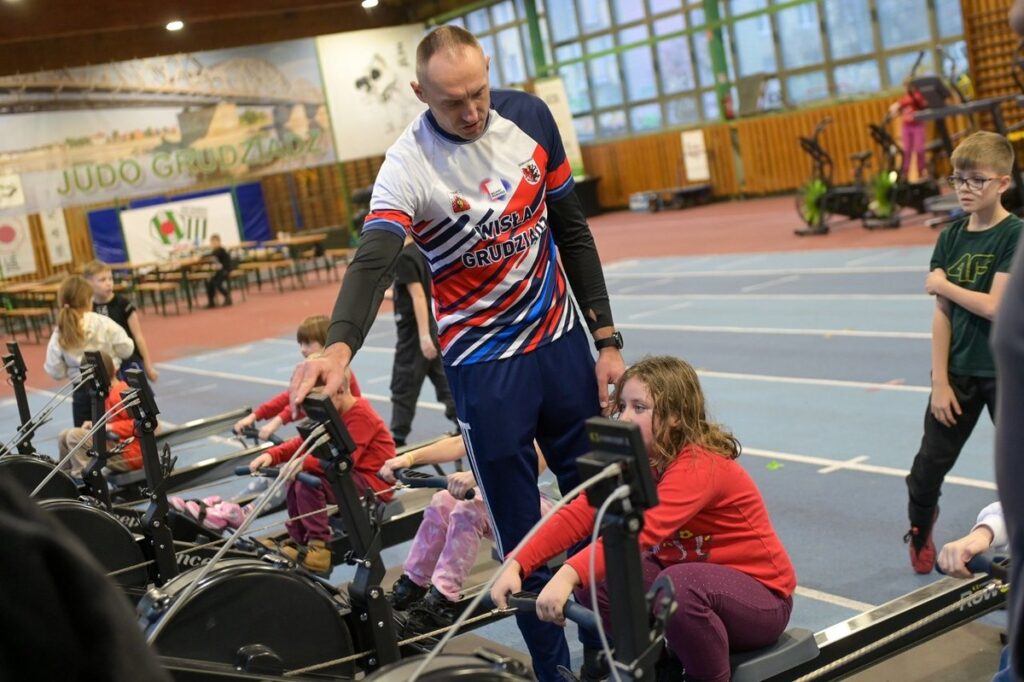 Sports activities at the GKS Olimpia sports hall in Grudziądz, photo by “Okruszek Szczęścia” Social Assistance Foundation