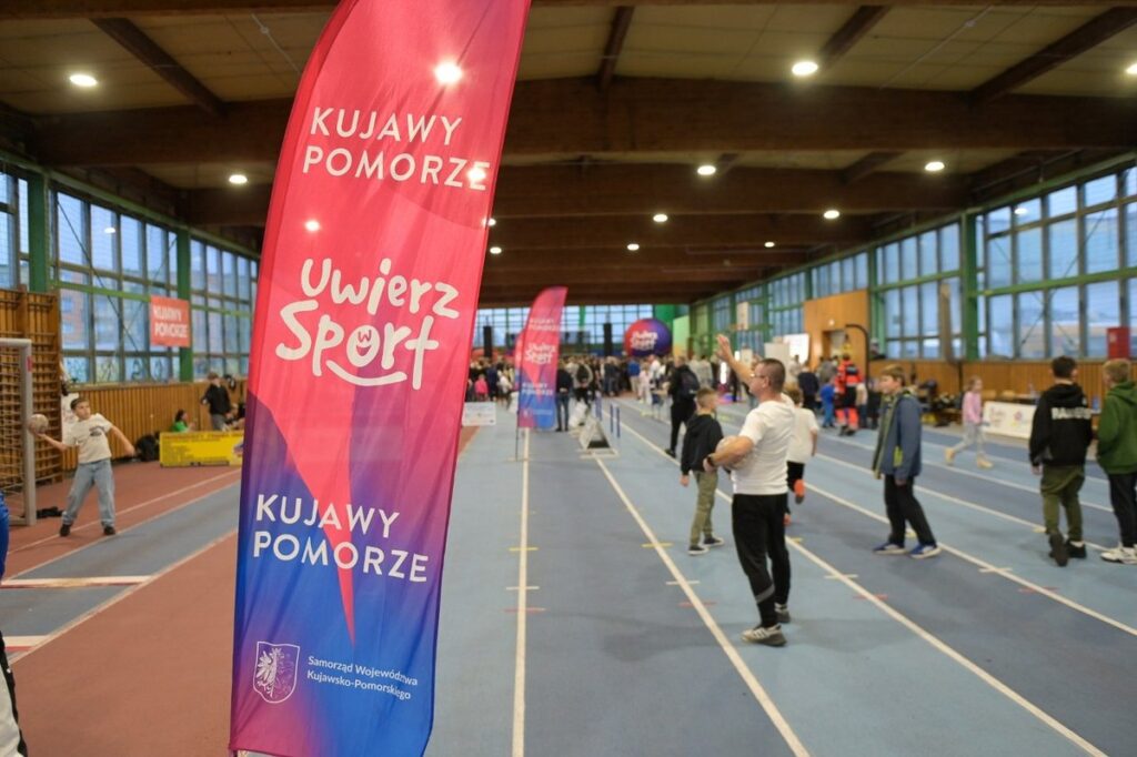 Sports activities at the GKS Olimpia sports hall in Grudziądz, photo by “Okruszek Szczęścia” Social Assistance Foundation