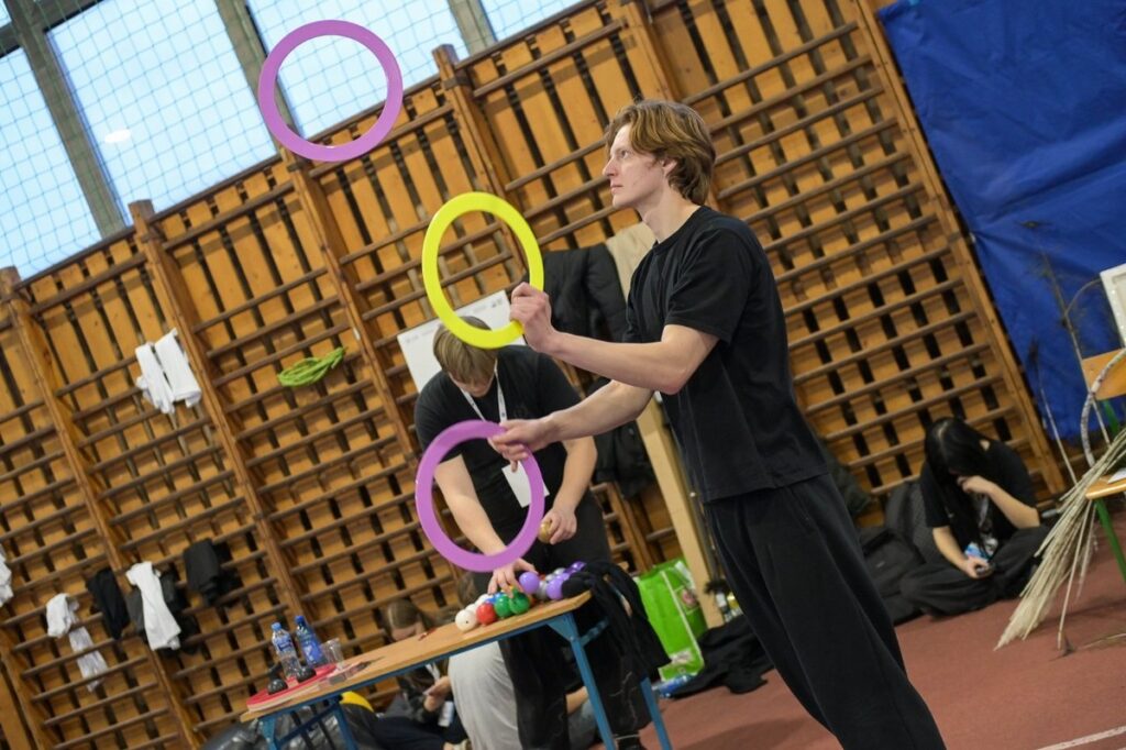 Sports activities at the GKS Olimpia sports hall in Grudziądz, photo by “Okruszek Szczęścia” Social Assistance Foundation