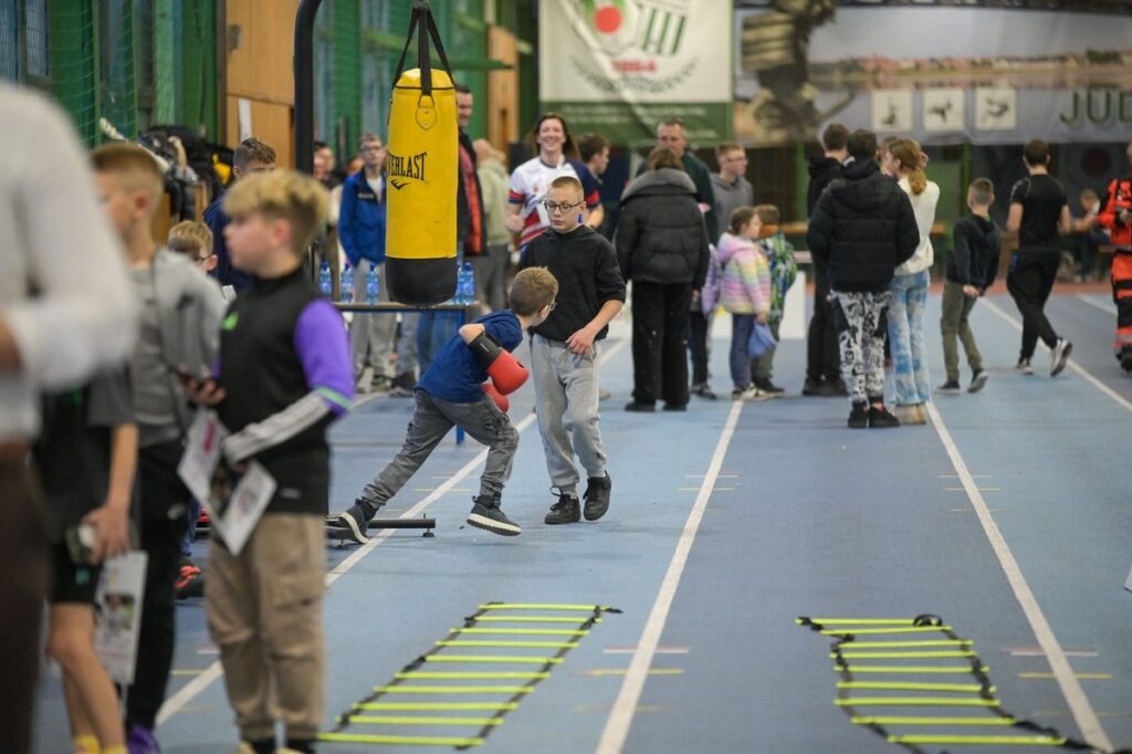 Sports activities at the GKS Olimpia sports hall in Grudziądz, photo by “Okruszek Szczęścia” Social Assistance Foundation
