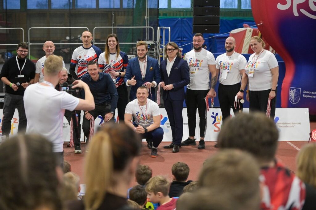 Sports activities at the GKS Olimpia sports hall in Grudziądz, photo by “Okruszek Szczęścia” Social Assistance Foundation