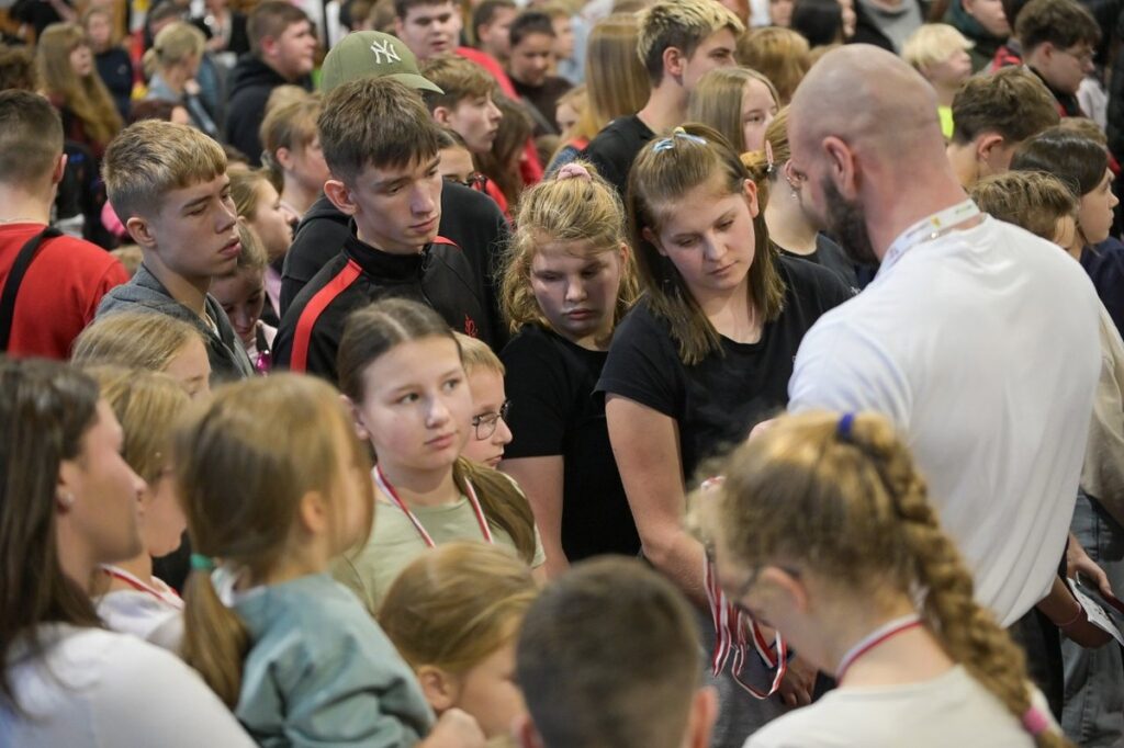 Sports activities at the GKS Olimpia sports hall in Grudziądz, photo by “Okruszek Szczęścia” Social Assistance Foundation