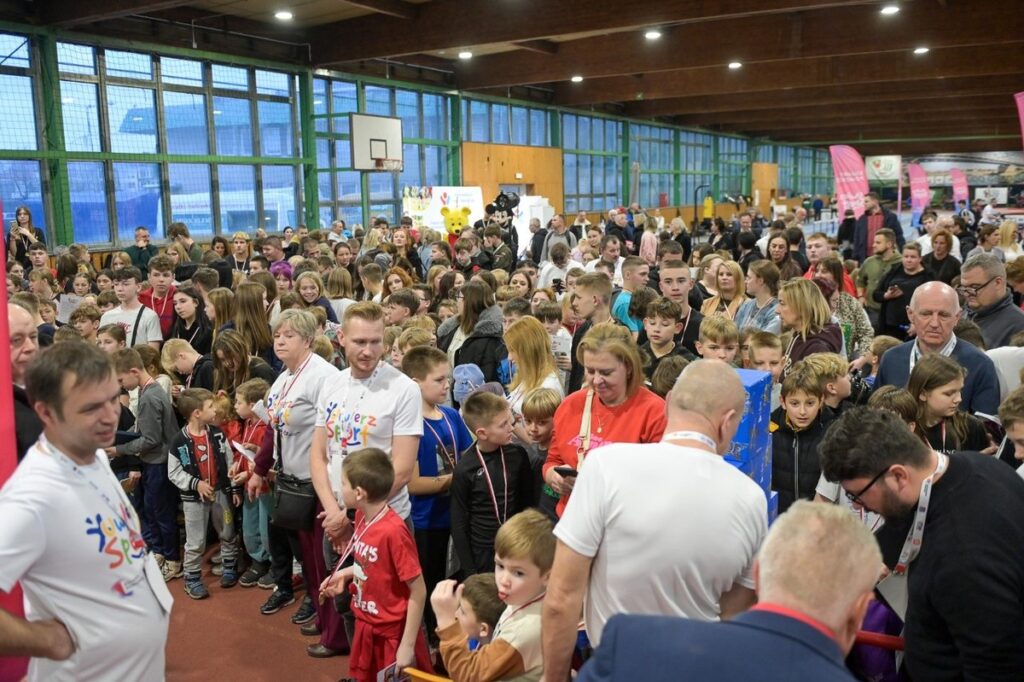 Sports activities at the GKS Olimpia sports hall in Grudziądz, photo by “Okruszek Szczęścia” Social Assistance Foundation