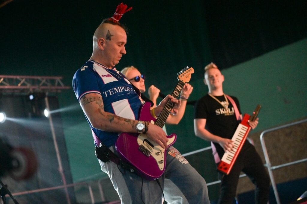 Sports activities at the GKS Olimpia sports hall in Grudziądz, photo by “Okruszek Szczęścia” Social Assistance Foundation
