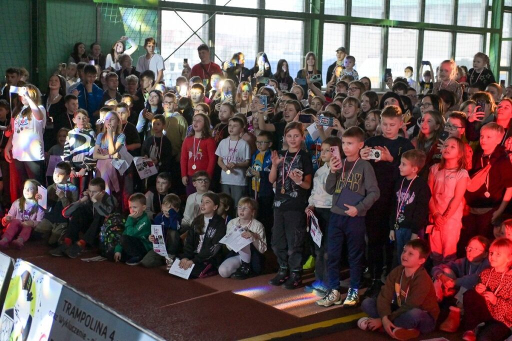 Sports activities at the GKS Olimpia sports hall in Grudziądz, photo by “Okruszek Szczęścia” Social Assistance Foundation