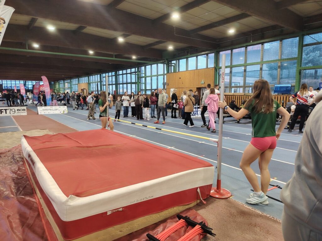 Sports activities at the GKS Olimpia sports hall in Grudziądz, photo by “Okruszek Szczęścia” Social Assistance Foundation