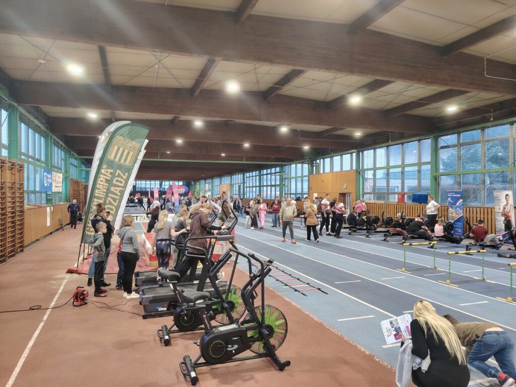 Sports activities at the GKS Olimpia sports hall in Grudziądz, photo by “Okruszek Szczęścia” Social Assistance Foundation