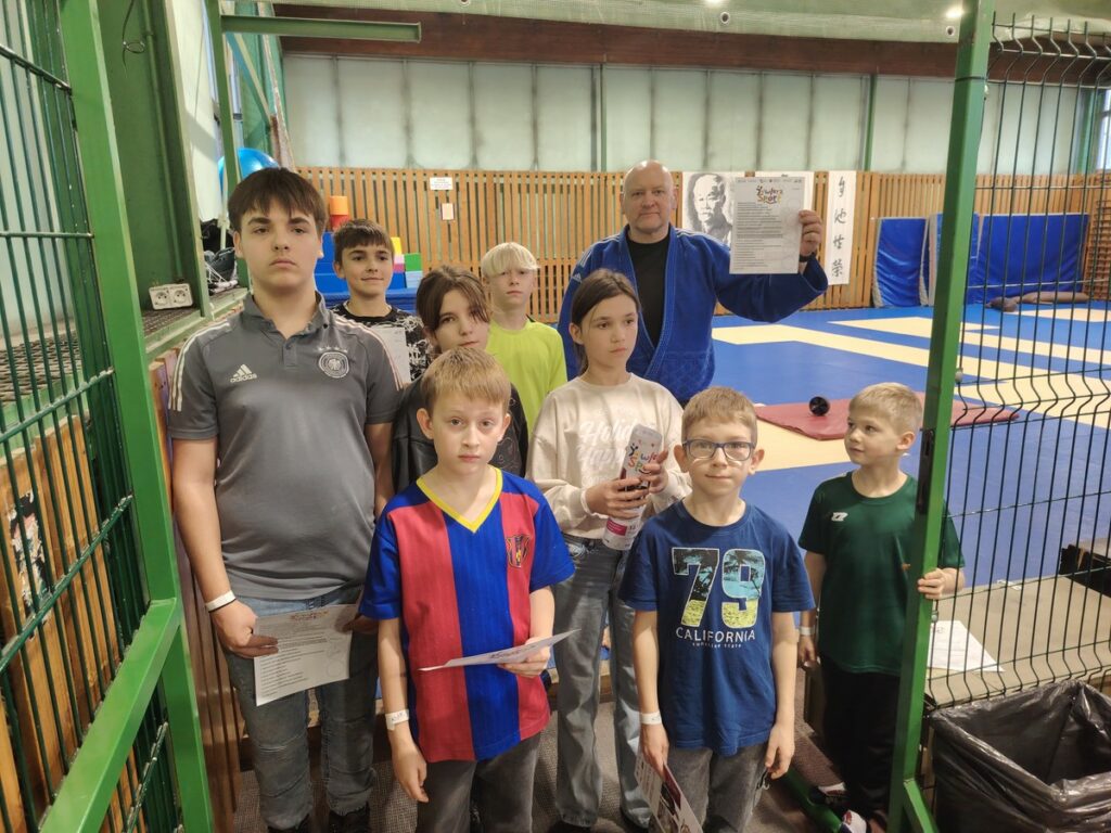 Sports activities at the GKS Olimpia sports hall in Grudziądz, photo by “Okruszek Szczęścia” Social Assistance Foundation