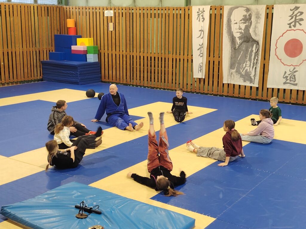 Sports activities at the GKS Olimpia sports hall in Grudziądz, photo by “Okruszek Szczęścia” Social Assistance Foundation