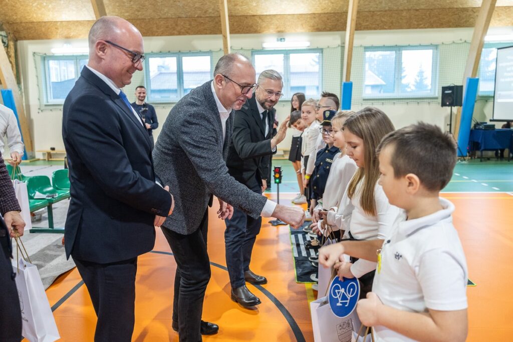 Opening of the modernized Regional Road No. 563, photo by Szymon Zdziebło / tarantoga.pl for the UMWKP