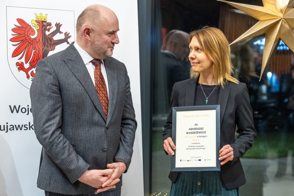 Wręczenie nagród w konkursie dziennikarskim, fot. Szymon Zdziebło/tarantoga.pl dla UMWKP