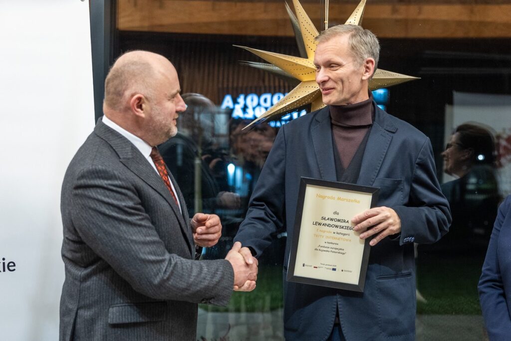 Wręczenie nagród w konkursie dziennikarskim, fot. Szymon Zdziebło/tarantoga.pl dla UMWKP