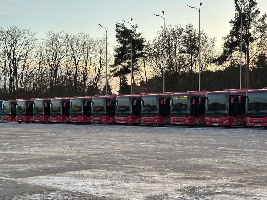 Odbiór nowoczesnych autobusów przez marszałka Piotra Całbeckiego we Włocławku, fot. Dawid Tłuchowski