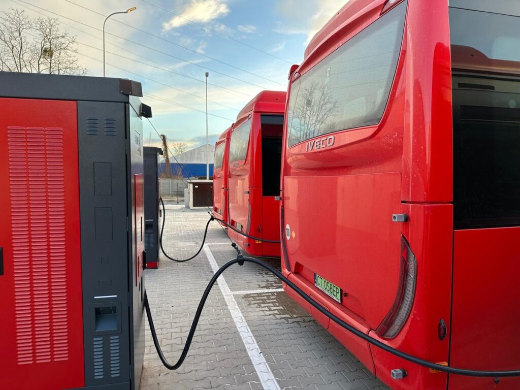 Odbiór nowoczesnych autobusów przez marszałka Piotra Całbeckiego we Włocławku, fot. Dawid Tłuchowski