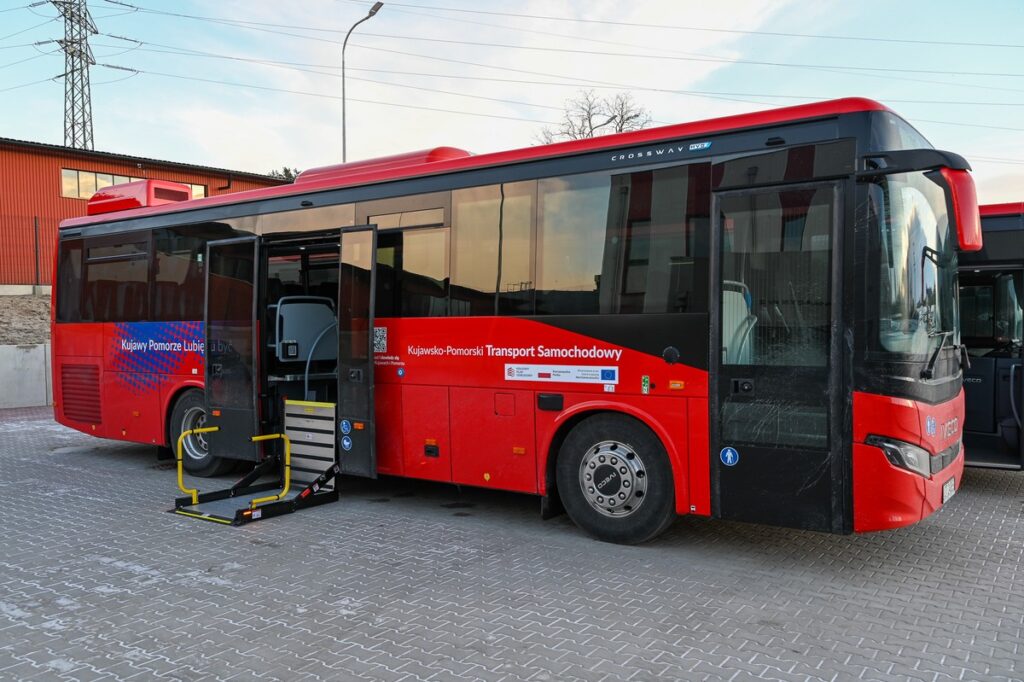 Odbiór nowoczesnych autobusów przez marszałka Piotra Całbeckiego we Włocławku, fot. Dawid Tłuchowski