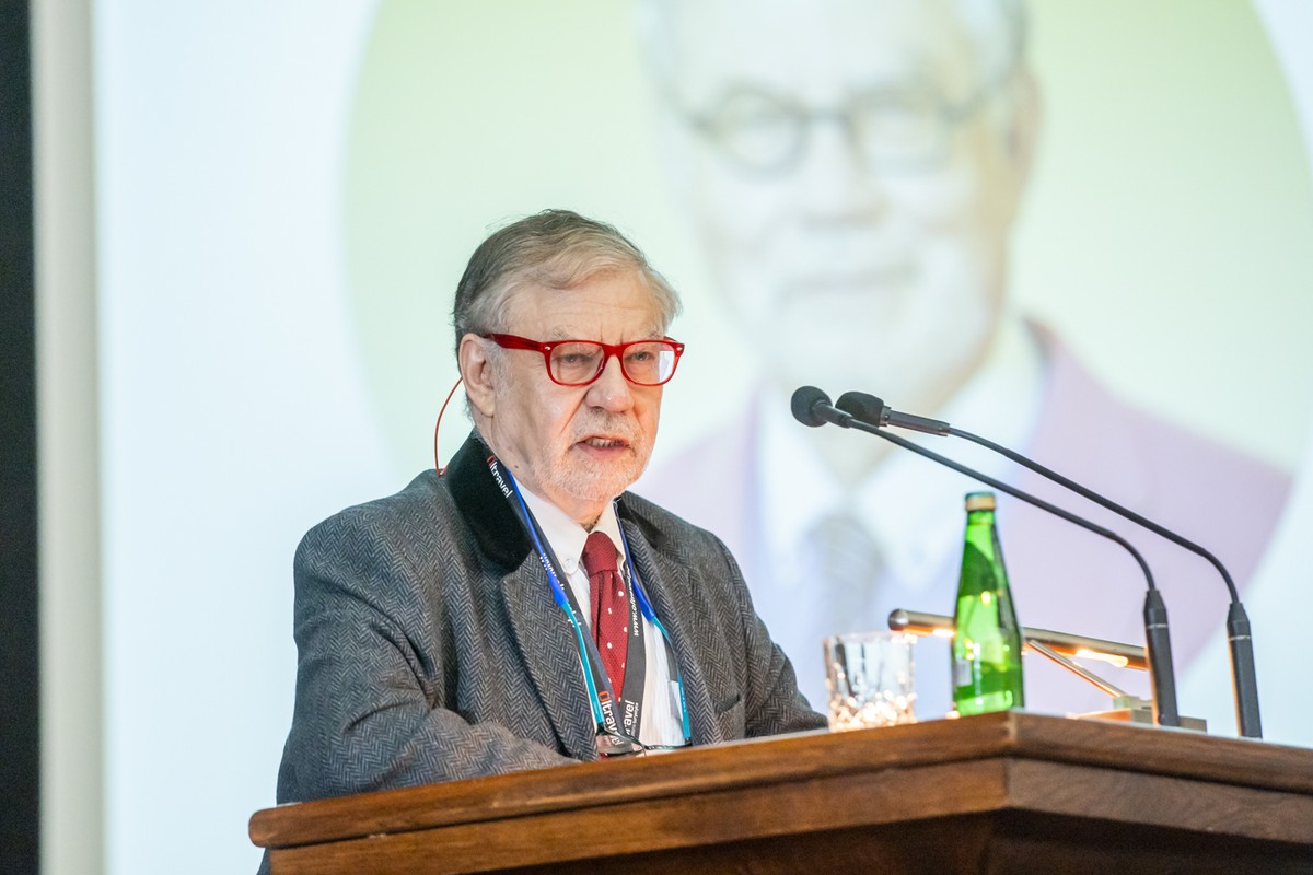Joseph Halevi Horowitz Weiler podczas wykładu w auli głównej Uniwersytetu Mikołaja Kopernika, 3 czerwca 2025 r.