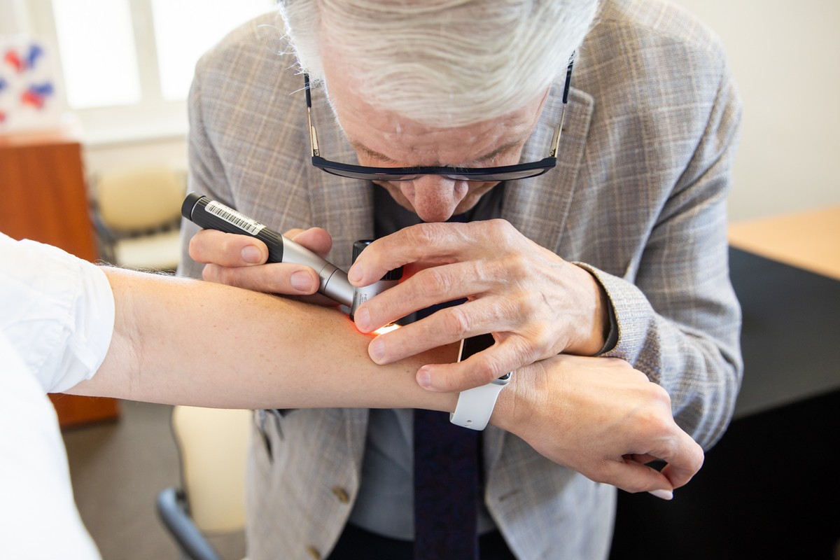 Dr Tomasz Mierzwa performing a dermatoscopic examination for skin melanoma, photo by Andrzej Goiński/UMWKP