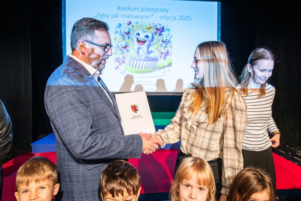 Wręczenie nagród w konkursie Zęby jak malowane 2025 fot. Szymon Zdziebło dla UMWKP