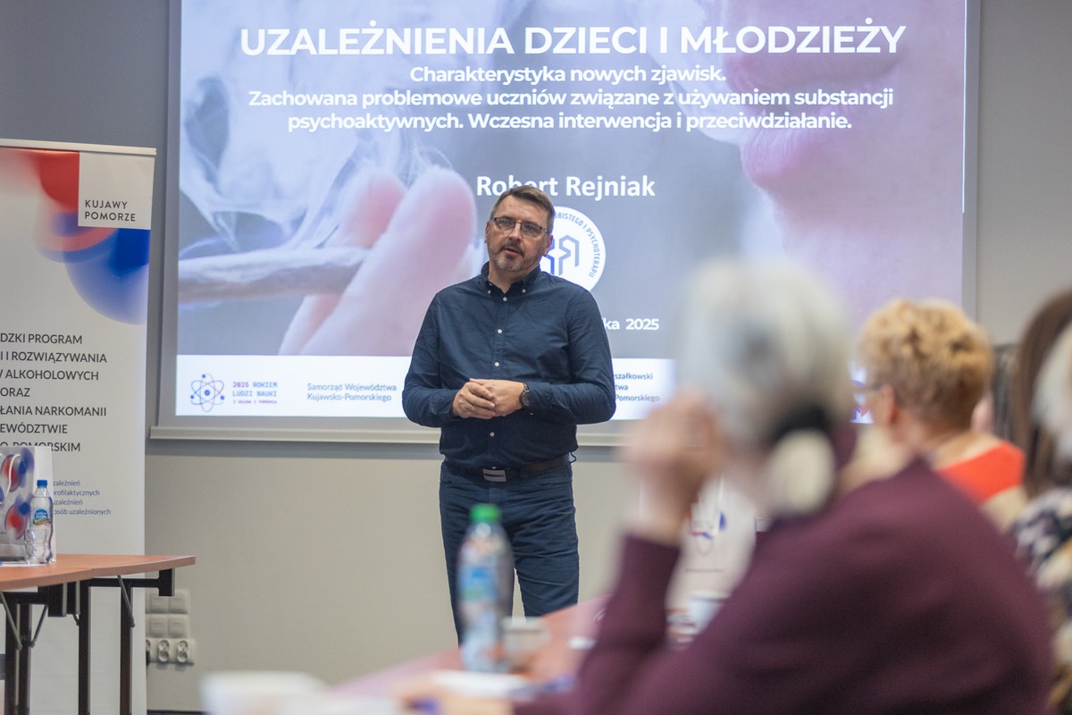 Robert Rejniak - prowadzący szkolenie pn. „Uzależnienia dzieci i młodzieży – charakterystyka nowych zjawisk, zachowania ryzykowne uczniów związane z używaniem substancji psychoaktywnych oraz metody wczesnej interwencji i przeciwdziałania” oraz uczestnicy szkolenia w Hotelu Mercure w Toruniu, fot. Mikołaj Kuras