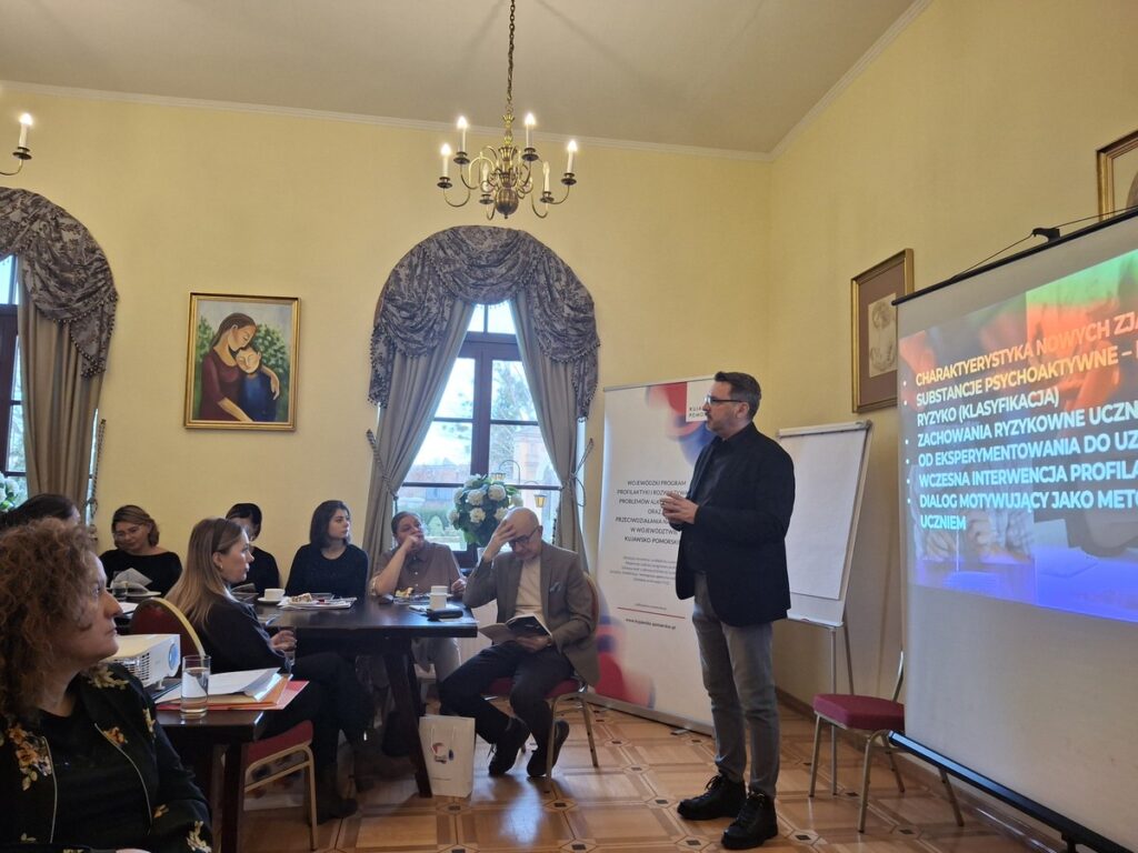 Robert Rejniak - prowadzący szkolenie pn. „Uzależnienia dzieci i młodzieży – charakterystyka nowych zjawisk, zachowania ryzykowne uczniów związane z używaniem substancji psychoaktywnych oraz metody wczesnej interwencji i przeciwdziałania” oraz uczestnicy szkolenia w Pałacu Bursztynowym we Włocławku, fot. Biuro Wsparcia Rodziny, Przeciwdziałania Przemocy i Uzależnieniom