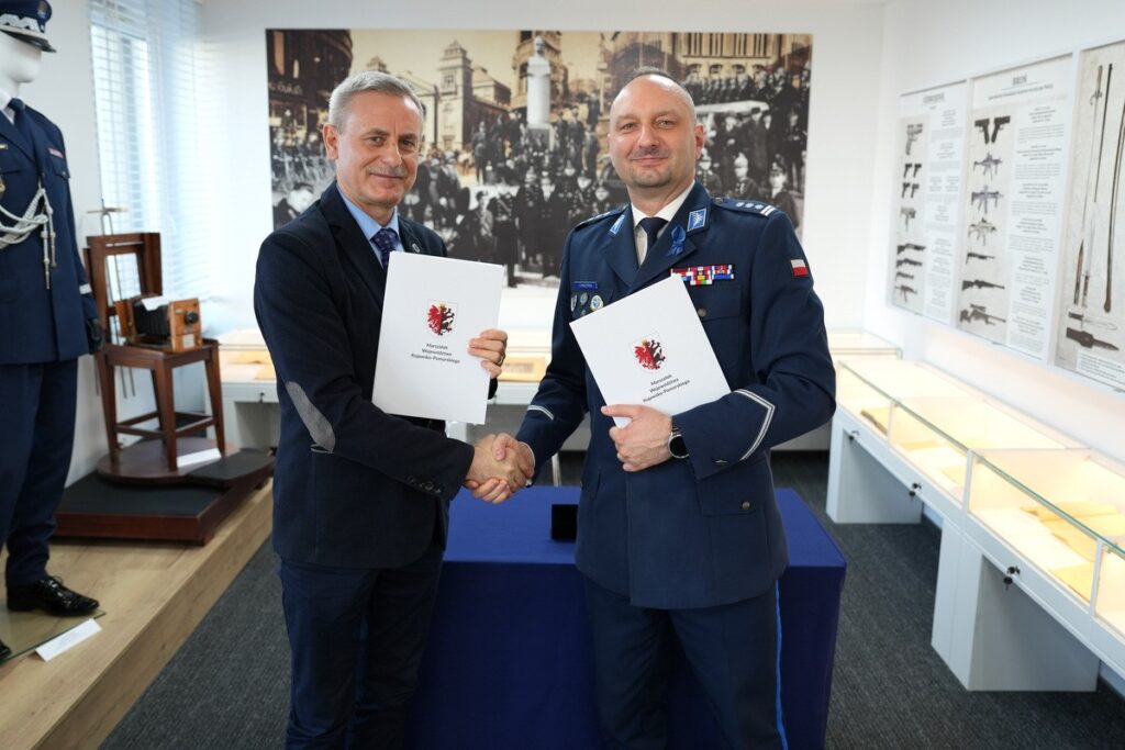 Wsparcie na bezpieczeństwo, podpisanie porozumienia, fot. Komenda Wojewódzka Policji w Bydgoszczy