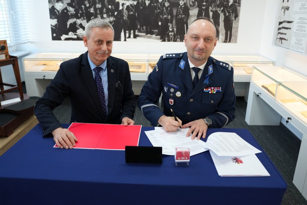 Wsparcie na bezpieczeństwo, podpisanie porozumienia, fot. Komenda Wojewódzka Policji w Bydgoszczy