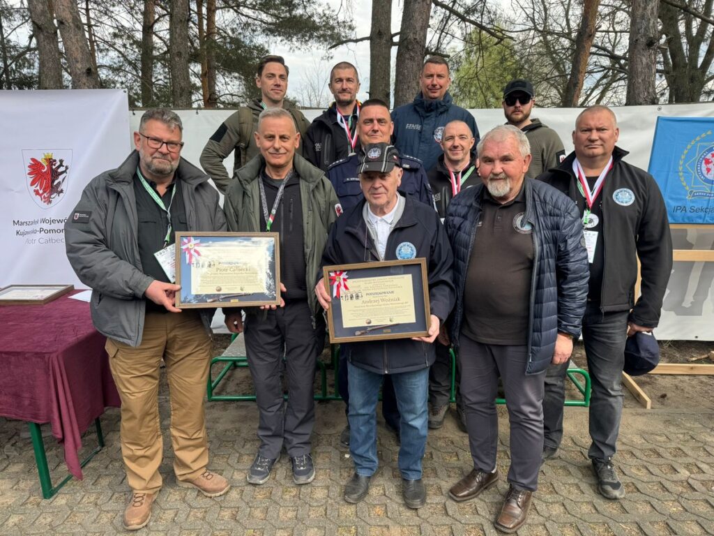 Reprezentacja Urzędu Marszałkowskiego Województwa Kujawsko-Pomorskiego i policjanci KMP Toruń, fot. MKM RP
