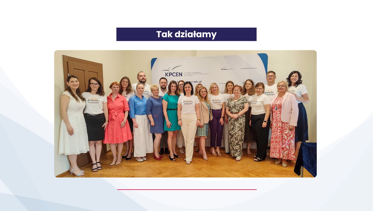 Grafika ze zdjęciem konsultantów KPCEN w Toruniu oraz kursantów Kursu kwalifikacyjnego z zakresu zarządzania oświatą