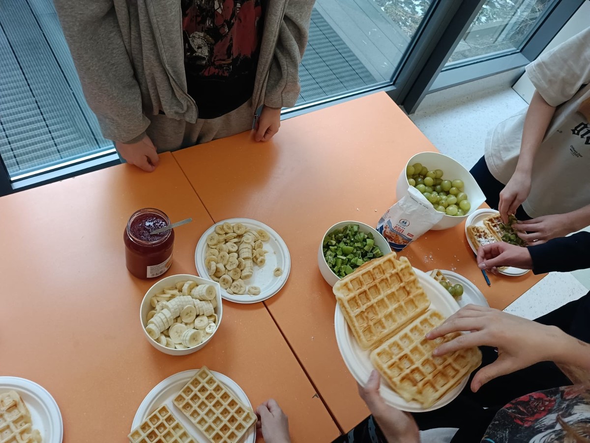 dekorowanie upieczonych gofrów