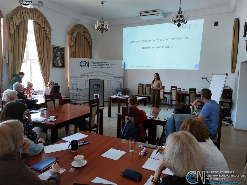 Nauczyciele konsultanci i doradcy metodyczni KPCEN w Bydgoszczy podczas szkolenia