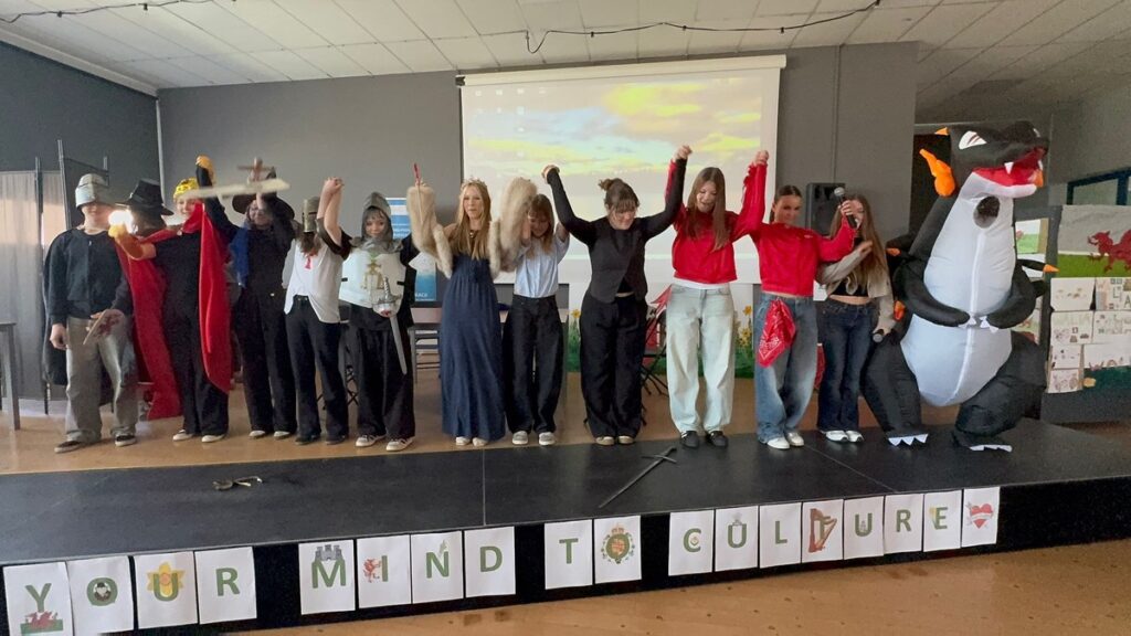 „Open your mind to culture” 2026 przedstawienie ,,Król Artur i rycerze okrągłego stołu'' - uczniowie SP Białe Błota