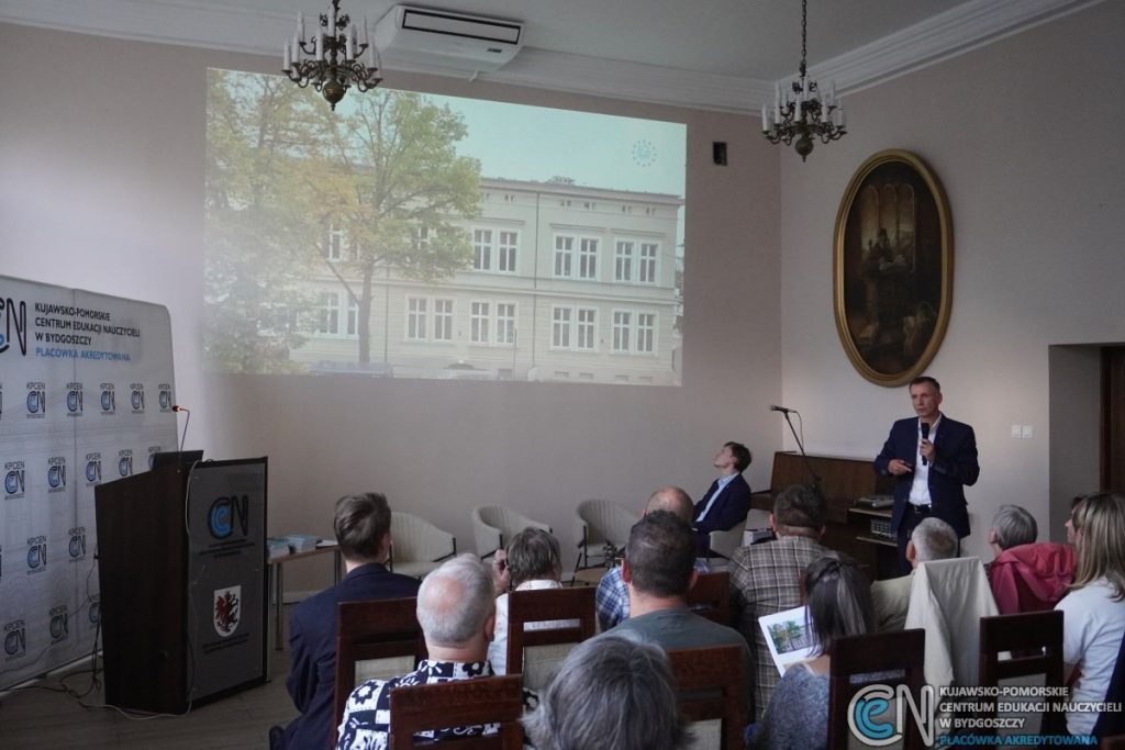 Robert Preus omawia architekturę budynku KPCEN