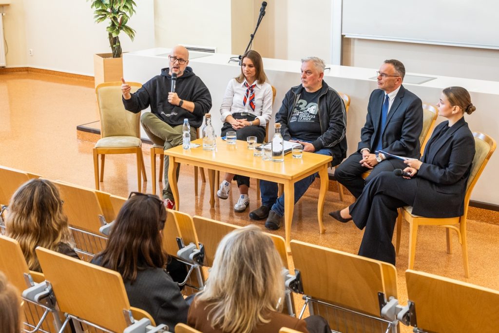 Eksperci w dyskusji dotyczącej przekazu filmowego i jego wiarygodności