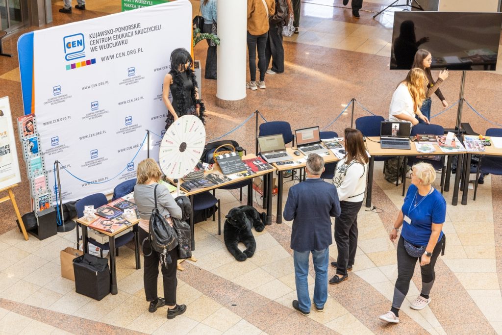Stoisko edukacyjne na holu auli Wydziału Nauk Historycznych Uniwersytetu Mikołaja Kopernika w Toruniu