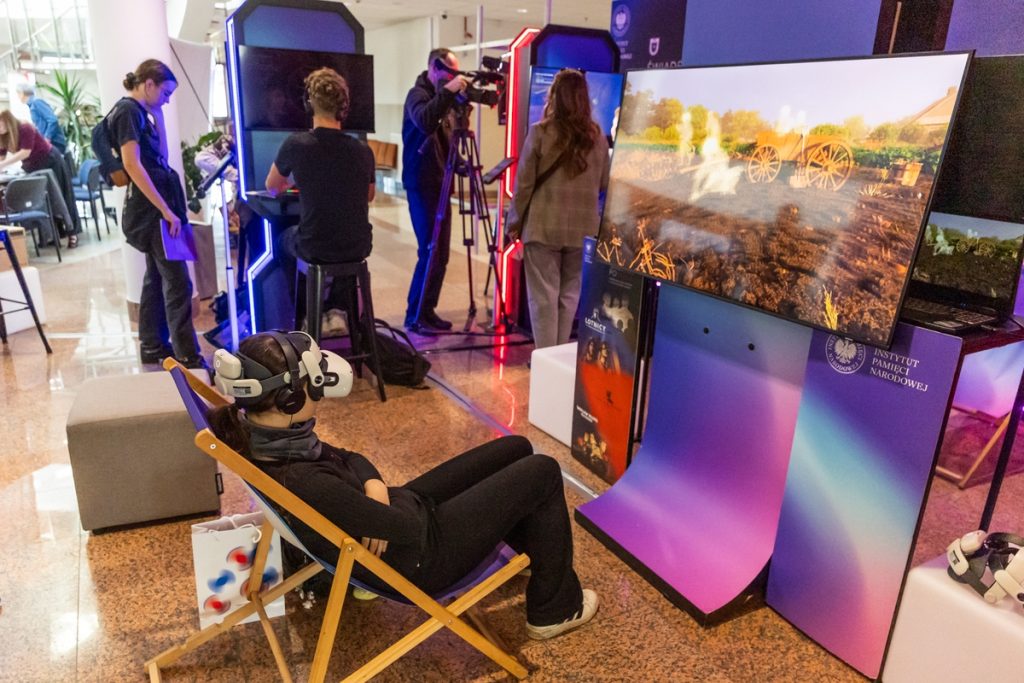 Stoisko Instytutu Pamięci Narodowej, gry komputerowe i obserwacja filmu przez okulary VR