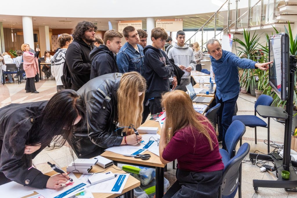 Stoisko edukacyjne na holu auli Wydziału Nauk Historycznych Uniwersytetu Mikołaja Kopernika w Toruniu