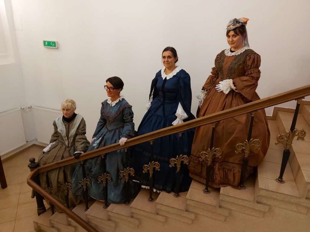 Przybyłych na pokaz animacji witały XIX-wieczne arystokratki - 4 panny Łęckie